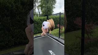 Meine Schwester LERNT VORWÄRTSSALTO 😍 #turnen #trampolin #turorial #salto