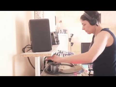 Walking on clouds vs Fuck the pussy by Yska // Trance // 100% vinyles