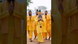 श्री प्रेमानंद जी महाराज अपने भक्तों के साथ घूम रहे हैं🙏😱#premanandjimaharaj #bhajanmarg #vrindavan
