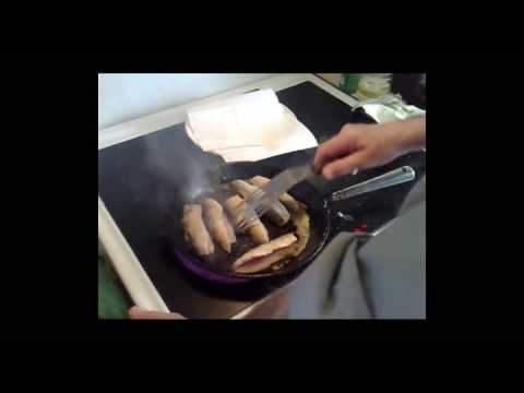 En man steker strömming