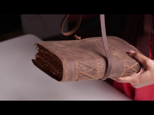 Vídeo relacionado con URBAN LEATHER Diario Vintage Encuadernado En Cuero, Regalo Para Hombre Y Mujer, Grimorio Libro De Hechizos De Las Sombras, Cuaderno De Escritura Diario Cuaderno De Bocetos, Páginas Antiguas Sin Líneas