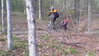 preview picture of video 'iRyder BOB Trailer adventures in Brown County State Park'