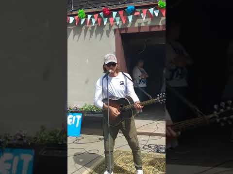 Kakumäe kohvikus  vaimukadlllaulab Daniel Levi Viiinalass