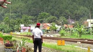 preview picture of video 'Ka 118 Fajar Utama Yogya Bersilang Ka 7029 Mataram Premium Di Stasiun Kebasen.'