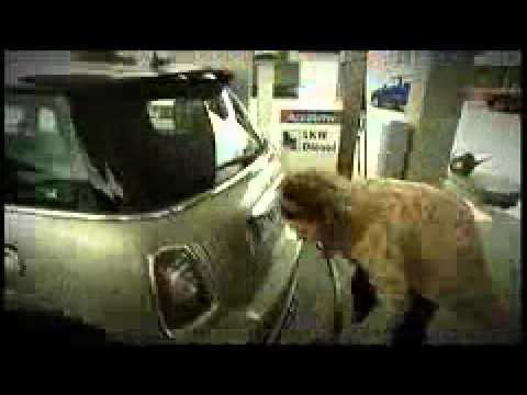 Frau Betankt Smart Auto Tankstelle Neu Benzin