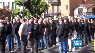 Tensione a Dongo: i saluti a braccio teso dei neofascisti, gli antifascisti lanciano palloncini p...