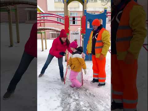 He made sure she stayed safe and dry ❄️