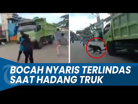 DETIK-DETIK Bocah Nyaris Terlindas saat Hadang Truk yang Sedang Melaju
