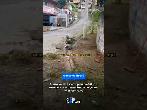 Cansados de esperar pela prefeitura de Franco da Rocha, moradores capinam rua com as proprias mãos