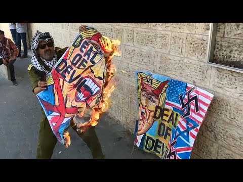 فلسطينيون يحرقون صور ترامب في مظاهرات ضد "صفقة القرن"