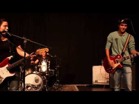 Show Banda Cassie -  Eu Me Lembro - Clarice Falcão