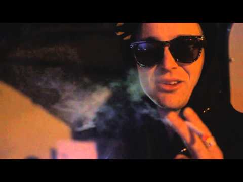 Frej Larsson tänder en cigg på en laserstråle