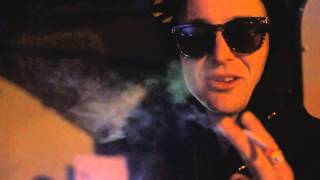 Frej Larsson tänder en cigg på en laserstråle