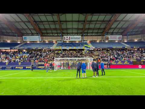 La communion avec les supporters après la victoire contre l'US Avranches