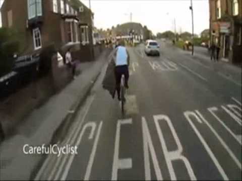 ★EPIC FAIL cyclist. Men cannot do 2 things at the same time★