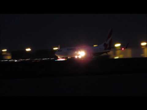 Qantas Boeing 737-800 landing