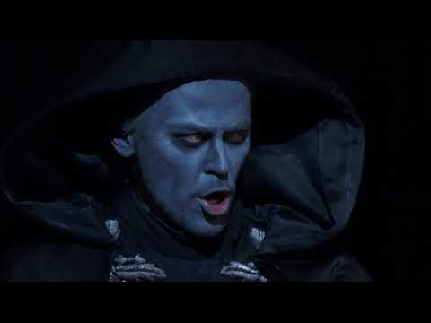 Stefan Kocan as the Commendatore