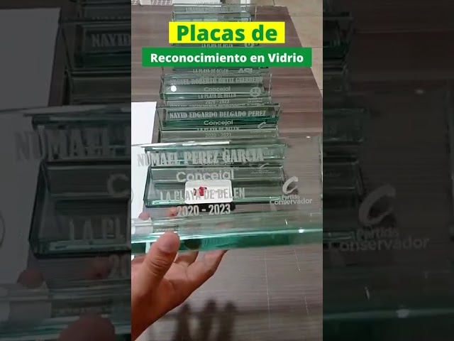 Vídeo relacionado con Wanapix | Trofeo Personalizado con Nombre y Texto | Cristal Grabado (Escala de Grises) | Premio Personalizado | Octogonal 10 cm | Incluye Estuche para Guardar | Diseño 100% Personalizado