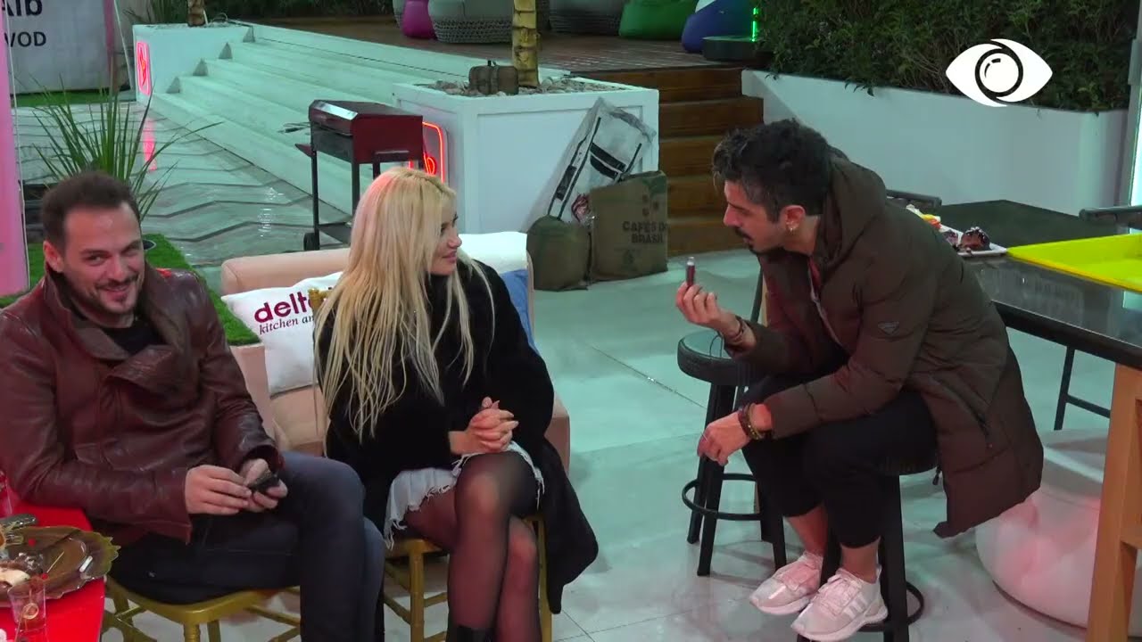 Dea këndon banorët e duartrokasin