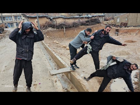 Mustafa's pleas in the rain|The ruthless creditor threw him into muddy water😱