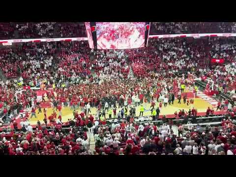 See Wisconsin fans storm court after Badgers' upset win over Michigan State