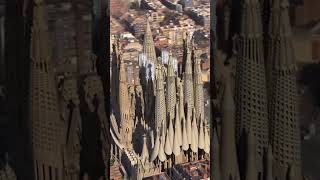 140 yıldır inşaatına devam edilen La Sagrada Familia, Barcelona’nın en önemli si