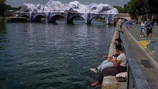Menschen strömen zu JRs riesiger Höhleninstallation auf der Pariser Pont Neuf