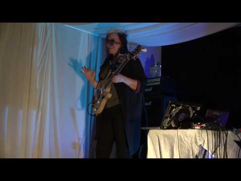 Jennifer Batten Talks about Tour outfits with Michael Jackson