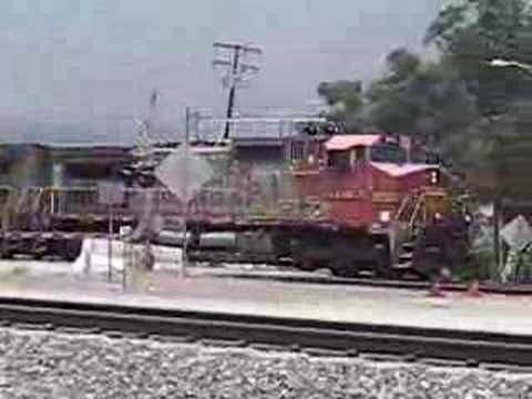 BNSF 889 695 Warbonnet Duo at DIKE