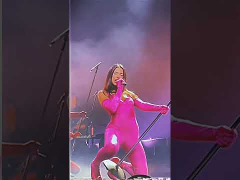 I wanna be that mic stand🥵😫😍 #dualipa