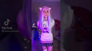 猫耳のボディラインアピール