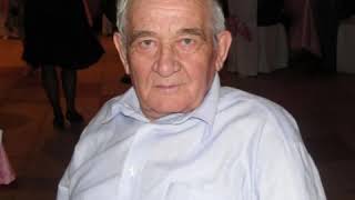 Дедушка Коля поёт.