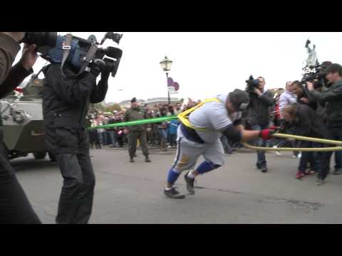 Екстремният спортист Франц Мюлнер успява да придвижи танк