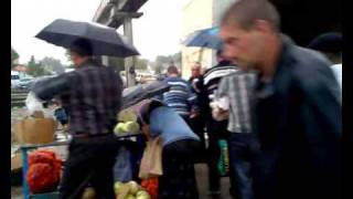 preview picture of video 'Zi de piață în Strășeni ..sau umbrela neincapatoare'