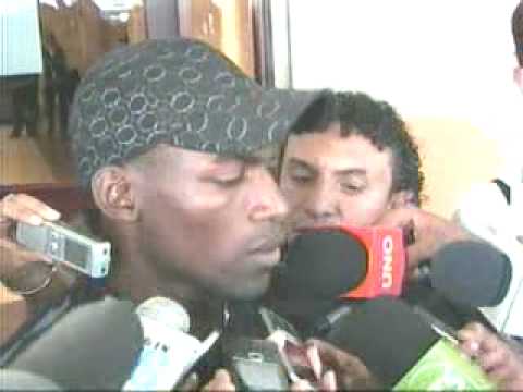 Neicer Reasco arribando a Quito despues de jugar la Copa de la Paz