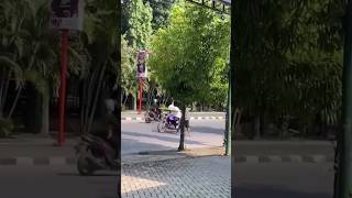 Download lagu VIRAL, ORANG GILA NGAMUK DI DEPAN TERMINAL BOJONEGORO PUKUL PENGENDARA @PURNOMOBELAJARBAIK mp3