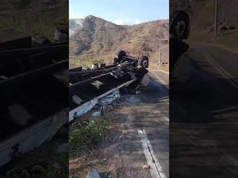 Caminhão tomba na Ladeira dos Macacos em Monsenhor Tabosa-CE