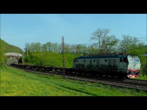 IL SALUTO DELLA E.652 CON CARRI MERCI + E.402B CON IL THELLO A RIGOROSO (AL) 15 - 4 - 2017