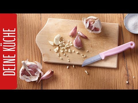 Knoblauch schneiden & schälen 🧄 | So einfach geht's | REWE Deine Küche