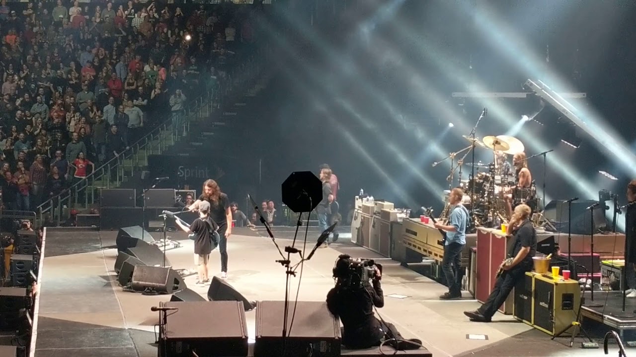 Kid plays guitar on stage with The Foo Fighters, and gets Dave Grohl's guitar! - YouTube