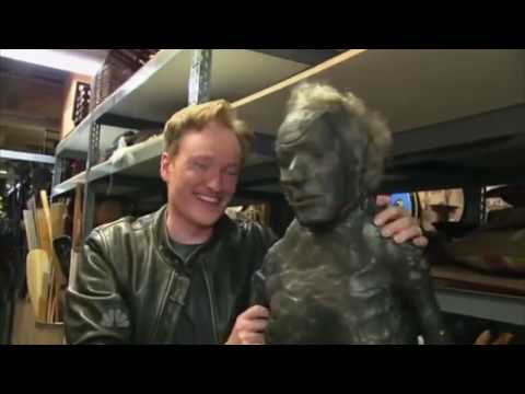 柯南-奧布萊恩參觀環球影城道具倉庫 (2009) (Conan O'Brien visits the Universal Studios Prop Warehouse (2009))
