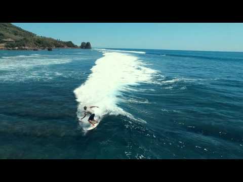 Posnetek surfanja na Occyjevi levi z dronom