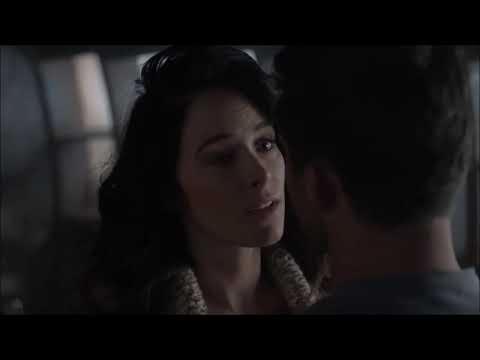 Timeless 2x12 - Wyatt and Lucy under the mistletoe