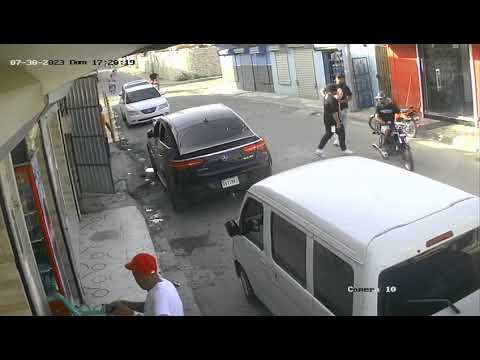 Captado en cámara instante en que ladrón armado roba cadena a hombre