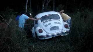 Fusca sai da pista e quase bate em toco jacarandá - @missboca