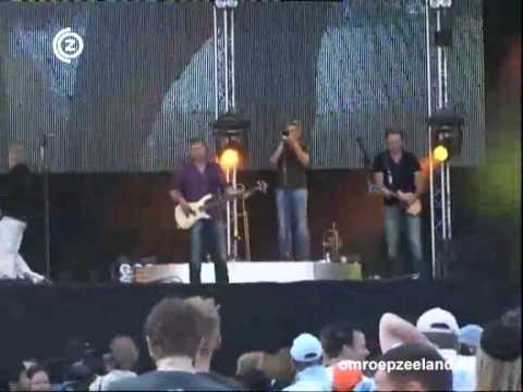 De Brouwersdam host met Rowwen Hèze tijdens Concert at Sea 2010