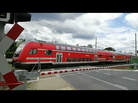 Bahnhof Lauta (NI) (Teil7)- der Bahnübergang Lauta-Oststraße mit RE15 von DD-Hbf nach HY Hbf, LK BZ.
