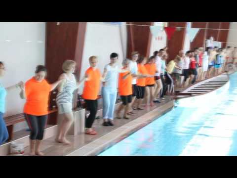 Medence körbetáncolása Mohácson Wichmann Tamással