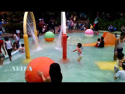 Wavepool Lifeguards Rescue - Children's play in the pool