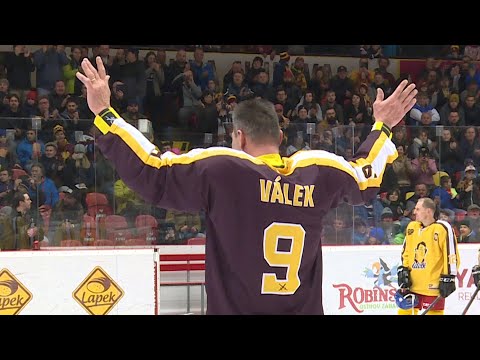 El Obro slavil šedesátiny. Při hokeji mu na ledě gratulovali Eliáš, Hašek nebo Krpálek